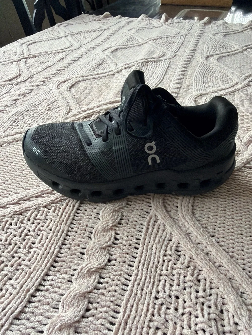 On Cloud women’s Sneakers in Black size W8